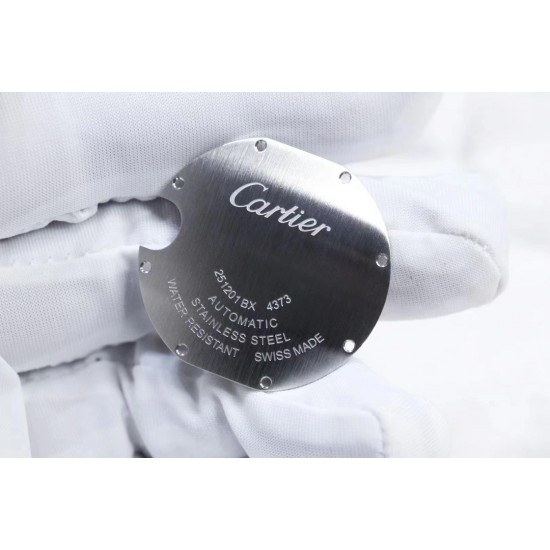 卡地亚蓝气球 CARTIER BallonBleu重磅更新 全新推出原版一档076机芯亮点一:采用原版076专用一档机芯,拔档即停秒调时。机芯摆频每小时28800次,动力储存为48小时,nh05只能放12小时,原版076能放一个周末。走时更加抗震防磁,精准稳定,摆脱nh05时不时修表的烦恼。亮点二:所有配件皆可与原装配件互换,厚度做到33款9.96mm/36款12.05mm,与原装基本保持一致。(所有款式齐全_均配备说明书一卡一码同步专柜防伪及跳码规律_细节处理能与原装相媲美_无惧专柜对比) 卡地亚蓝气球 CARTIER BallonBleu重磅更新 全新推出原版一档076机芯亮点一:采用原版076专用一档机芯,拔档即停秒调时。机芯摆频每小时28800次,动力储存为48小时,nh05只能放12小时,原版076能放一个周末。走时更加抗震防磁,精准稳定,摆脱nh05时不时修表的烦恼。亮点二:所有配件皆可与原装配件互换,厚度做到33款9.96mm/36款12.05mm,与原装基本保持一致。(所有款式齐全_均配备说明书一卡一码同步专柜防伪及跳码规律_细节处理能与原装相媲美_无惧专柜对比)