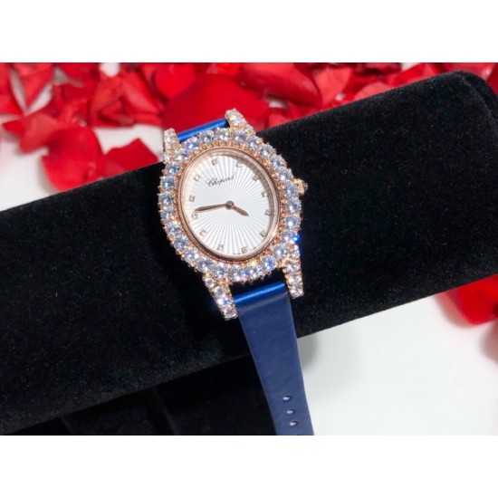 萧邦新款 LHEURE DU DIAMANT MEDIUM OVAL 此款LHeure du Diamant 椭圆形切割雕纹镶钻表盘 环以点缀钻石的表圈 优雅气韵 时尚风格和萧邦精湛的手工艺尽显无遗 光华耀目 MM™ 白玫同价
