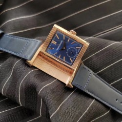 2020首发 积家 Reverso Tribute双面双时区翻转腕表 简洁的小三针正面素雅、温和，规整的反面拥有昼夜显示以及第二时区显示功能，佩戴者仅需一个翻转的瞬间，第二表盘的秘密便尽数呈现。腕表中有两种“面容”呈现，可以迎合佩戴者身处的场景、穿搭以及变换的喜好，既具备耐看的潜质，又可以随时随地更改“容颜”，令人沉迷。机芯:854A/2（百万级研发 手动机械 一机双面双时区）尺寸:49*29mm表带:意大利小牛皮
