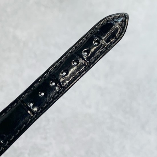 渠道货!浪琴表黛绰维纳鳄鱼皮系列!20.80 X 32.00mm 石英女士腕表!正品机芯L178石英机芯!拥有低电量提醒功能!石英机芯没电了秒针会四秒一跳!这个时候就需要换电池啦!浪琴排名皇后级别的当属黛绰维纳系列女表 以意大利语中的Dolce Vita为名 寓意甜美生活 寓意意式生活邂逅现代浪漫 通过几何线条与柔美曲线塑造出现代优雅与妩媚姿态 银色表盘的雕花、贝母表盘上镶嵌13颗钻石,以及蓝钢指针等精致细节都烘托出佩戴者纯正的优雅与贵气 ,不使用,不影响二次销售,支持退换,终身保修。 渠道货!浪琴表黛绰维纳鳄鱼皮系列!20.80 X 32.00mm 石英女士腕表!正品机芯L178石英机芯!拥有低电量提醒功能!石英机芯没电了秒针会四秒一跳!这个时候就需要换电池啦!浪琴排名皇后级别的当属黛绰维纳系列女表 以意大利语中的Dolce Vita为名 寓意甜美生活 寓意意式生活邂逅现代浪漫 通过几何线条与柔美曲线塑造出现代优雅与妩媚姿态 银色表盘的雕花、贝母表盘上镶嵌13颗钻石,以及蓝钢指针等精致细节都烘托出佩戴者纯正的优雅与贵气 ,不使用,不影响二次销售,支持退换,终身保修。
