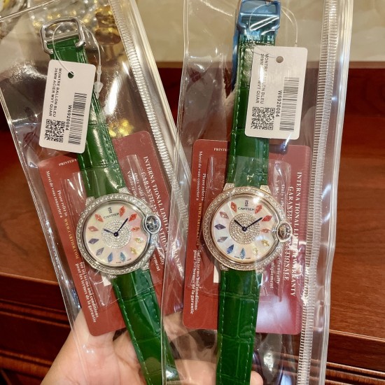 实拍卡地亚蓝气球镶钻系列 全新彩虹钻 搭配祖母绿亮皮独具特色风格的优雅气质 36mm尺寸瑞士石英佩戴舒适 当时间遇见彩虹 玩转夏日小清新表盘上的宝石闪耀着红橙黄绿青蓝紫等斑斓色彩~精心挑选玲珑精巧的宝石组合镶嵌在一起 为腕表赋予了奇异光彩 轻奢艺术感真的很加分☑️超显贵气又时髦! 实拍卡地亚蓝气球镶钻系列 全新彩虹钻 搭配祖母绿亮皮独具特色风格的优雅气质 36mm尺寸瑞士石英佩戴舒适 当时间遇见彩虹 玩转夏日小清新表盘上的宝石闪耀着红橙黄绿青蓝紫等斑斓色彩~精心挑选玲珑精巧的宝石组合镶嵌在一起 为腕表赋予了奇异光彩 轻奢艺术感真的很加分☑️超显贵气又时髦!