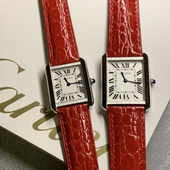 实拍【精品升级版】卡地亚超薄坦克Cartier Tank Solo系列,一款百搭 性价比又高的手表 采用瑞士石英机芯,圆珠形表冠,镶嵌一颗凸圆形合成尖晶石,镀银珠光表盘,罗马数字时标,剑形蓝钢指针,蓝宝石水晶镜面,可搭配进口鳄鱼纹牛皮表带,另有多种颜色荔枝纹原版皮为你打造个性化腕间配饰,直径:小号2431mm,中号2734mm。佩戴舒适柔软服帖,上手显得高贵又典雅,很气质很女人独家货源。「认准细节,欢迎质量对比」 实拍【精品升级版】卡地亚超薄坦克Cartier Tank Solo系列,一款百搭 性价比又高的手表 采用瑞士石英机芯,圆珠形表冠,镶嵌一颗凸圆形合成尖晶石,镀银珠光表盘,罗马数字时标,剑形蓝钢指针,蓝宝石水晶镜面,可搭配进口鳄鱼纹牛皮表带,另有多种颜色荔枝纹原版皮为你打造个性化腕间配饰,直径:小号2431mm,中号2734mm。佩戴舒适柔软服帖,上手显得高贵又典雅,很气质很女人独家货源。「认准细节,欢迎质量对比」