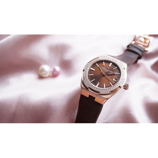 ★实拍 女神推荐款【Vacheron Constantin江诗丹顿】纵横四海系列OVERSEAS女款小号型【表壳】表径3610.8mm 质感细腻大方 84颗圆形切割施华洛水钻璀璨夺目 蓝宝石镜面永不刮花【表盘】大三针的设计 简约大方 旭日纹缎面拉丝的工艺处理 深邃优雅 18k金时标均带白色夜光涂层【机芯】CITIZEN8系列改Cal.5300机芯(机芯稳定零返修 )后原装18k纳米镀金质摆陀【表带扣】半马其他十字三片折叠式表扣 进口牛皮表带越欣赏 越懂欣赏 ★实拍 女神推荐款【Vacheron Constantin江诗丹顿】纵横四海系列OVERSEAS女款小号型【表壳】表径3610.8mm 质感细腻大方 84颗圆形切割施华洛水钻璀璨夺目 蓝宝石镜面永不刮花【表盘】大三针的设计 简约大方 旭日纹缎面拉丝的工艺处理 深邃优雅 18k金时标均带白色夜光涂层【机芯】CITIZEN8系列改Cal.5300机芯(机芯稳定零返修 )后原装18k纳米镀金质摆陀【表带扣】半马其他十字三片折叠式表扣 进口牛皮表带越欣赏 越懂欣赏