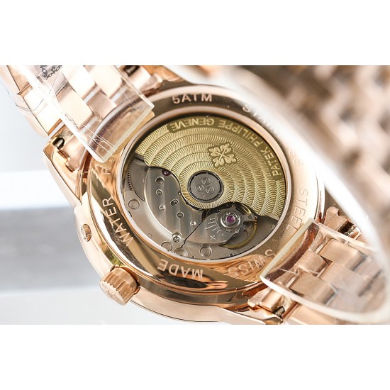 年末巨献“pp时尚新款 PATEK PHILIPPE【新年巨献 最高版本】百达翡丽超级复杂多功能系列(5721P-002)ZF厂高品质钢带款变运动系列原装9100升级版机芯。所有功能同正品(3字位月份显示 6字位24小时显示 9字位24小时和日月星辰显示),和原装一样的带水平压纹工艺,带荧光刻度 ,41mm直径。316L精钢镀金,原装进口蓝宝石水晶镜面。5721和5721P款的外钻为施华洛世奇钻,通透闪亮,气质非凡。在目前技术范畴内尽可能接近原装,此款腕表让您驾驭所有场合。 年末巨献“pp时尚新款 PATEK PHILIPPE【新年巨献 最高版本】百达翡丽超级复杂多功能系列(5721P-002)ZF厂高品质钢带款变运动系列原装9100升级版机芯。所有功能同正品(3字位月份显示 6字位24小时显示 9字位24小时和日月星辰显示),和原装一样的带水平压纹工艺,带荧光刻度 ,41mm直径。316L精钢镀金,原装进口蓝宝石水晶镜面。5721和5721P款的外钻为施华洛世奇钻,通透闪亮,气质非凡。在目前技术范畴内尽可能接近原装,此款腕表让您驾驭所有场合。