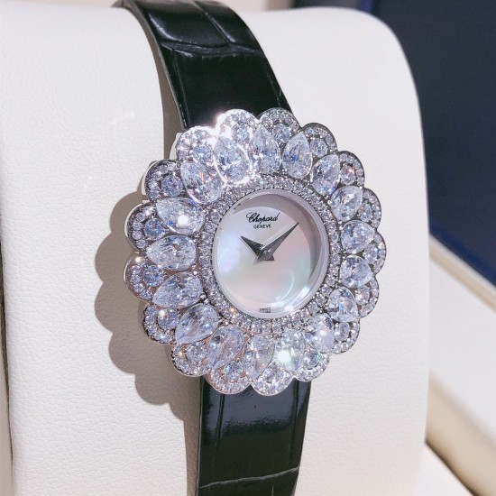 实拍 萧邦-Chopard❥ Precious Chopard系列❥瑞士石英机芯❥蓝宝石玻璃镜面❥表壳直径约36mm 厚度约8mm❥今年以“舞会”为主题,推出Precious Chopard系列高级珠宝与珠宝表新作。以钻石和多种彩色贵重宝石为Precious Chopard系列珠宝装饰出华丽的外衣,由最出色的珠宝师以卓绝工艺精心制作,散发出盛大晚会的恢宏气势。 实拍 萧邦-Chopard❥ Precious Chopard系列❥瑞士石英机芯❥蓝宝石玻璃镜面❥表壳直径约36mm 厚度约8mm❥今年以“舞会”为主题,推出Precious Chopard系列高级珠宝与珠宝表新作。以钻石和多种彩色贵重宝石为Precious Chopard系列珠宝装饰出华丽的外衣,由最出色的珠宝师以卓绝工艺精心制作,散发出盛大晚会的恢宏气势。