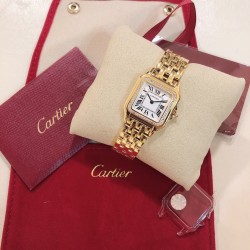 实拍 GF最强女表系列——卡地亚猎豹Panthre de Cartier。华丽而不羁，是Panthre de Cartier猎豹所传达的美学风格。它线条流畅，魅惑动人，柔软服帖于腕间，宛若在肌肤上翩翩起舞。独特的造型彰显成熟优雅、自信动人的女性形象。GF工厂以精湛技艺，原装开模，打造出与正品无异的精美流线表耳，与表壳一体成型。搭载瑞士朗达石英机芯，316L精钢壳套，尺寸：27 x 37毫米，厚度：6毫米，镀银表盘，剑形蓝钢指针，100%三度防水。搭配专柜旅行包装物料。
