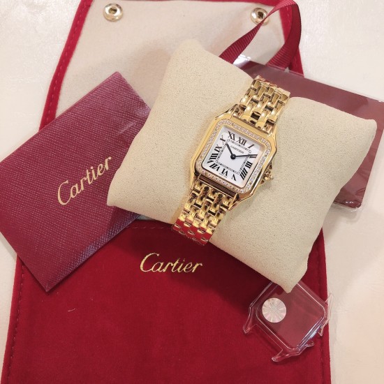实拍 GF最强女表系列——卡地亚猎豹Panthre de Cartier。华丽而不羁,是Panthre de Cartier猎豹所传达的美学风格。它线条流畅,魅惑动人,柔软服帖于腕间,宛若在肌肤上翩翩起舞。独特的造型彰显成熟优雅、自信动人的女性形象。GF工厂以精湛技艺,原装开模,打造出与正品无异的精美流线表耳,与表壳一体成型。搭载瑞士朗达石英机芯,316L精钢壳套,尺寸:27 x 37毫米,厚度:6毫米,镀银表盘,剑形蓝钢指针,100%三度防水。搭配专柜旅行包装物料。 实拍 GF最强女表系列——卡地亚猎豹Panthre de Cartier。华丽而不羁,是Panthre de Cartier猎豹所传达的美学风格。它线条流畅,魅惑动人,柔软服帖于腕间,宛若在肌肤上翩翩起舞。独特的造型彰显成熟优雅、自信动人的女性形象。GF工厂以精湛技艺,原装开模,打造出与正品无异的精美流线表耳,与表壳一体成型。搭载瑞士朗达石英机芯,316L精钢壳套,尺寸:27 x 37毫米,厚度:6毫米,镀银表盘,剑形蓝钢指针,100%三度防水。搭配专柜旅行包装物料。