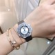 实拍 七夕好礼 PIAGET伯爵 Limelight非凡珍品腕表系列 表壳直径为33mm ,电镀白金,瑞士朗达石英机芯 。手表表壳由花瓣造型上镶嵌112颗特制切割方形钻石于表圈 彰显奢华 蓝宝石水晶镜面 搭配绸缎丝绢皮。这不仅是一款非凡的腕表,更堪称一件珠宝工艺杰作,完美结合创意 打破常规的切割,彰显着珠宝腕表的优雅魅力 实拍 七夕好礼 PIAGET伯爵 Limelight非凡珍品腕表系列 表壳直径为33mm ,电镀白金,瑞士朗达石英机芯 。手表表壳由花瓣造型上镶嵌112颗特制切割方形钻石于表圈 彰显奢华 蓝宝石水晶镜面 搭配绸缎丝绢皮。这不仅是一款非凡的腕表,更堪称一件珠宝工艺杰作,完美结合创意 打破常规的切割,彰显着珠宝腕表的优雅魅力