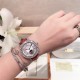 实拍 积家-Jaeger-LeCoultre DAZZLING RENDEZ- VOUS MOON约会系列月相珠宝腕表月之女神,是浪漫与柔美的象征,她掌管着大自然中的潮起潮落和季节更替,是艺术家与诗人们的灵感源泉,在温润莹亮的白色珍珠母贝映衬下,晶莹璀璨的钻石散发出夜空般的静谧之美,表圈镶嵌108颗 钻石,组成两个环绕表壳的同心圆。由36颗以爪镶工艺镶嵌的 钻石组成的外圈,为光芒闪耀的表圈营造出轻盈美妙的质感,尺寸36mm的精钢表壳搭配进口瑞士石英,采用蓝宝石水晶玻璃。 实拍 积家-Jaeger-LeCoultre DAZZLING RENDEZ- VOUS MOON约会系列月相珠宝腕表月之女神,是浪漫与柔美的象征,她掌管着大自然中的潮起潮落和季节更替,是艺术家与诗人们的灵感源泉,在温润莹亮的白色珍珠母贝映衬下,晶莹璀璨的钻石散发出夜空般的静谧之美,表圈镶嵌108颗 钻石,组成两个环绕表壳的同心圆。由36颗以爪镶工艺镶嵌的 钻石组成的外圈,为光芒闪耀的表圈营造出轻盈美妙的质感,尺寸36mm的精钢表壳搭配进口瑞士石英,采用蓝宝石水晶玻璃。