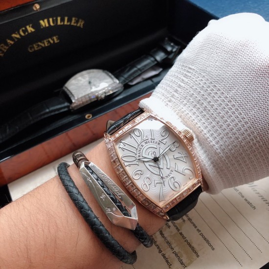 法兰克穆勒-Franck Muller 深受时尚男士及众多明星追捧的顶级腕表品牌,法兰克穆勒的标志性特征是其酒桶型表壳和夸张的弧度设计敖,采用手工镶砖手法制作,同时也拥有精湛的制表工艺,搭配全自动日本机械机芯,法兰克穆勒手表凝聚了无限心血、承载了无尽情感,是鉴赏家眼中出类拔萃敖、独一无二的完美杰作。尺寸55mmx42mmx13。FM-club™ 倾情推荐❗️ 法兰克穆勒-Franck Muller 深受时尚男士及众多明星追捧的顶级腕表品牌,法兰克穆勒的标志性特征是其酒桶型表壳和夸张的弧度设计敖,采用手工镶砖手法制作,同时也拥有精湛的制表工艺,搭配全自动日本机械机芯,法兰克穆勒手表凝聚了无限心血、承载了无尽情感,是鉴赏家眼中出类拔萃敖、独一无二的完美杰作。尺寸55mmx42mmx13。FM-club™ 倾情推荐❗️