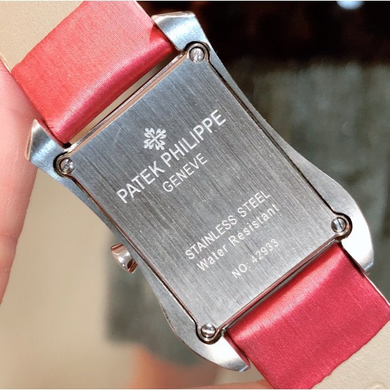 实拍 PATEK PHILIPPE百达翡丽系列 女士腕表(白金表壳搭配沙丁布带,表圈镶嵌天然锆石,蓝宝石玻璃,搭载瑞士石英机芯,尺寸30*34*7毫米) 实拍 PATEK PHILIPPE百达翡丽系列 女士腕表(白金表壳搭配沙丁布带,表圈镶嵌天然锆石,蓝宝石玻璃,搭载瑞士石英机芯,尺寸30*34*7毫米)