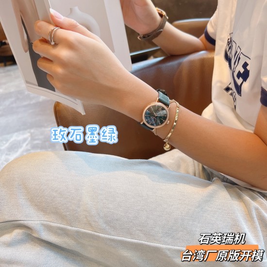 ✨✨IWC万国柏涛菲诺女表 ——昼夜与星辰,一昼一夜一更替✨✨♥️♥️日月为你转动,把星辰赠予你♥️♥️昼夜显示腕表具有的象征意义,代表着时间的流逝和自然的更迭,日月星辰随时间变化,如太阳随着一天的日出逐渐升起,月亮和星星轮流出现在表盘中,展现腕表的精致和优雅所带有的浪漫色彩,让我们感受到时间的魅力和自然的力量!腕表精致简约,风格百搭,34mm的尺寸更显利落别致,精致美观,也更适合女神的纤细手腕佩戴!内部搭载石英瑞士机芯,蓝宝石玻璃,表带搭配快拆系统! ✨✨IWC万国柏涛菲诺女表 ——昼夜与星辰,一昼一夜一更替✨✨♥️♥️日月为你转动,把星辰赠予你♥️♥️昼夜显示腕表具有的象征意义,代表着时间的流逝和自然的更迭,日月星辰随时间变化,如太阳随着一天的日出逐渐升起,月亮和星星轮流出现在表盘中,展现腕表的精致和优雅所带有的浪漫色彩,让我们感受到时间的魅力和自然的力量!腕表精致简约,风格百搭,34mm的尺寸更显利落别致,精致美观,也更适合女神的纤细手腕佩戴!内部搭载石英瑞士机芯,蓝宝石玻璃,表带搭配快拆系统!