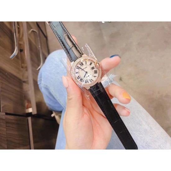 卡地亚 CARTIER 蓝气球奢华系列,316L精钢材质,简约又别具品味,摒弃了现代盛行的繁复华丽的修饰,以简约重新诠释唯美,打造独家高品质,采用高级珍珠贝母制作出表盘,优雅精致高贵气质尽显无漏。尺寸36mm*12mm。 卡地亚 CARTIER 蓝气球奢华系列,316L精钢材质,简约又别具品味,摒弃了现代盛行的繁复华丽的修饰,以简约重新诠释唯美,打造独家高品质,采用高级珍珠贝母制作出表盘,优雅精致高贵气质尽显无漏。尺寸36mm*12mm。