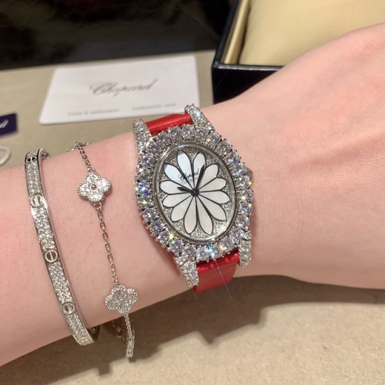 萧邦   LHEURE DU DIAMANT MEDIUM OVAL 此款LHeure du Diamant 椭圆形切割贝壳雕纹镶钻表盘 环以点缀钻石的表圈 优雅气韵 时尚风格和萧邦精湛的手工艺尽显无遗 光华耀眼