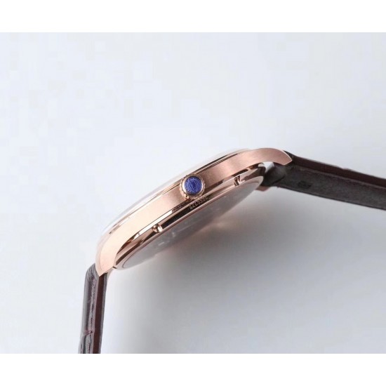 IWC 万国(葡萄牙系列)V3版 IW545408型腕表,简称“琼斯之剑”。正品开模,干练整洁,专为男士打造的腕表。锅盖蓝宝石玻璃,手动上弦的滴答声,背透镶嵌的红宝石,来回摆动的游丝走线,纯粹的机械之美,都让每个狂热的机械爱好者深深着迷!表盘尺寸:44毫米X10机芯类型:手动机㭜系列型号:98295动力储存:46小时表镜材质:兰宝石玻璃表带材质:意大利小牛皮表扣类型:针扣后盖表底:透底功能风格:6位小秒针,纯粹机械之美! IWC 万国(葡萄牙系列)V3版 IW545408型腕表,简称“琼斯之剑”。正品开模,干练整洁,专为男士打造的腕表。锅盖蓝宝石玻璃,手动上弦的滴答声,背透镶嵌的红宝石,来回摆动的游丝走线,纯粹的机械之美,都让每个狂热的机械爱好者深深着迷!表盘尺寸:44毫米X10机芯类型:手动机㭜系列型号:98295动力储存:46小时表镜材质:兰宝石玻璃表带材质:意大利小牛皮表扣类型:针扣后盖表底:透底功能风格:6位小秒针,纯粹机械之美!