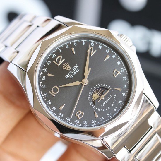 LL【精品推荐】新款劳力士首款月相显示腕表（ROLEX），此款腕表是来自《劳力士全球最著名设计师》历经考验，至臻呈现。[强]大三针表，6字位采用月相和日期显示，腕表采用进口316精钢壳套制做，配搭瑞士ETA2824月相功能机芯，进口蓝宝石镜面、尺寸：40mm厚度10mm超薄表盘、表带采用316精钢表带、具有防水性能，卓越的品质，完美的理念 屡创佳绩 绝对是男人身分地位的象征！
