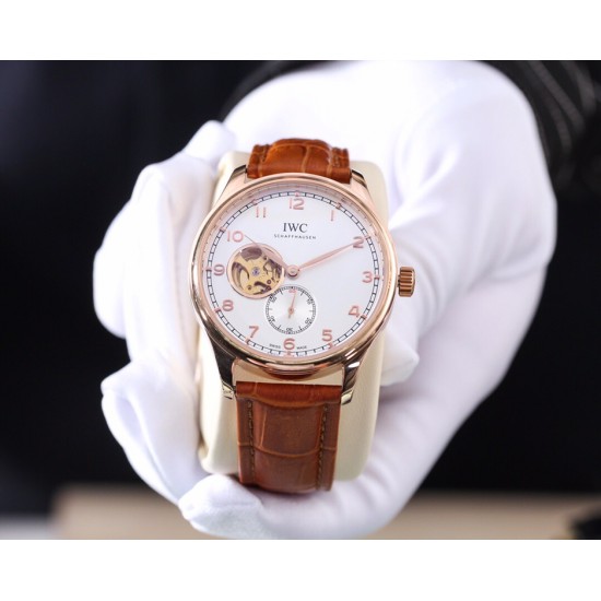 品牌：万国 IWC表带：真牛皮/316L精钢表带机芯：全自动机械机芯材料：矿物质超强镜面尺寸：直径41mm厚12mm！