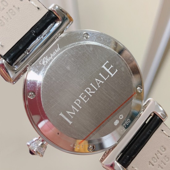 实拍 萧邦 IMPERlALE系列 36毫米自动机械腕表 本系列最尊贵的珠宝系列 演绎大胆果敢的征服精神 细节玩味光彩全网唯一最新专柜版本 无疑了 认准独家实拍 萧邦一直都是女表界的主角大腕儿 当然价格也是全网最贵的 物超所值 美洲鳄鱼皮 真的很高级 实拍 萧邦 IMPERlALE系列 36毫米自动机械腕表 本系列最尊贵的珠宝系列 演绎大胆果敢的征服精神 细节玩味光彩全网唯一最新专柜版本 无疑了 认准独家实拍 萧邦一直都是女表界的主角大腕儿 当然价格也是全网最贵的 物超所值 美洲鳄鱼皮 真的很高级