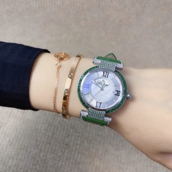 ★实拍 萧邦 CHOPARD IMPERIALE 系列腕表。独特风格带您走进一个新阶段并且成功塑造了崇尚自我表达和与众不同的生活化概念，316精钢材质，此表款全手工镶嵌施华洛世奇水晶钻，成为了美式奢侈生活风格的代表！进口石英机芯以及精细做工，佩戴贴手舒适，设计风格简约明朗。充满奢华璀璨的气息，光彩夺人、让你瞬间提升华丽的气质 ！