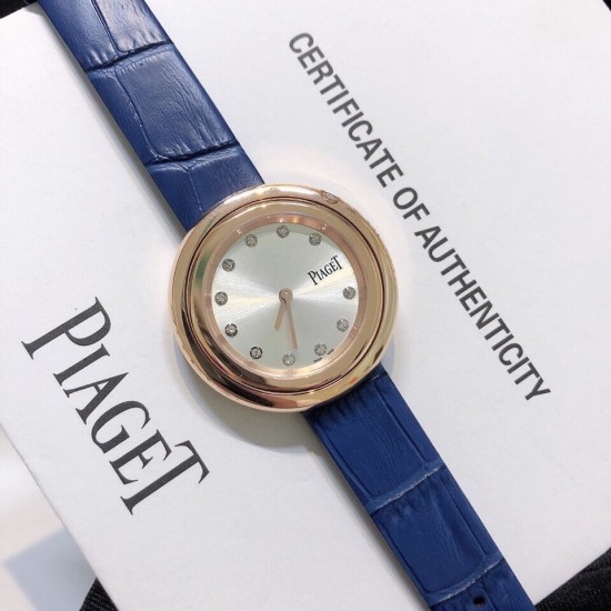 实拍 伯爵-PIAGET 女士腕表 瑞士石英机芯 316L精钢表壳 真牛皮表带 尺寸34*8mm 蓝宝石玻璃镜面 简约的设计,大胆而多彩的配色,以及旋转表圈是伯爵品牌 Possession腕表的特质所在。通过品牌制表师们天马星空的创意,将各个亮色的表带与贵金属、钻石、精钢材质相融,通过圆形盘面的演绎,令全新的 Possession腕表越发闪耀夺目,给人眼前一亮之感。 实拍 伯爵-PIAGET 女士腕表 瑞士石英机芯 316L精钢表壳 真牛皮表带 尺寸34*8mm 蓝宝石玻璃镜面 简约的设计,大胆而多彩的配色,以及旋转表圈是伯爵品牌 Possession腕表的特质所在。通过品牌制表师们天马星空的创意,将各个亮色的表带与贵金属、钻石、精钢材质相融,通过圆形盘面的演绎,令全新的 Possession腕表越发闪耀夺目,给人眼前一亮之感。