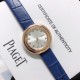 实拍 伯爵-PIAGET 女士腕表 瑞士石英机芯 316L精钢表壳 真牛皮表带 尺寸34*8mm 蓝宝石玻璃镜面 简约的设计,大胆而多彩的配色,以及旋转表圈是伯爵品牌 Possession腕表的特质所在。通过品牌制表师们天马星空的创意,将各个亮色的表带与贵金属、钻石、精钢材质相融,通过圆形盘面的演绎,令全新的 Possession腕表越发闪耀夺目,给人眼前一亮之感。 实拍 伯爵-PIAGET 女士腕表 瑞士石英机芯 316L精钢表壳 真牛皮表带 尺寸34*8mm 蓝宝石玻璃镜面 简约的设计,大胆而多彩的配色,以及旋转表圈是伯爵品牌 Possession腕表的特质所在。通过品牌制表师们天马星空的创意,将各个亮色的表带与贵金属、钻石、精钢材质相融,通过圆形盘面的演绎,令全新的 Possession腕表越发闪耀夺目,给人眼前一亮之感。