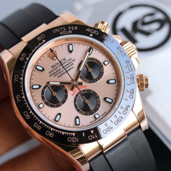顶级做工KS出品:劳力士 恒动宇宙计时型迪通拿 【尺寸】40MM【表镜】抗刮损蓝水晶玻璃 防反光凸透式放大日历窗【表壳】上链表冠,旋入式三扣锁三重防水系统【机芯】采用7750机芯,高效精准稳定【表带】腕表搭配折叠式表扣,且表扣具有微调装置,可以调到非常的贴合手腕 折叠扣 超强夜光 防水大于100米 顶级做工KS出品:劳力士 恒动宇宙计时型迪通拿 【尺寸】40MM【表镜】抗刮损蓝水晶玻璃 防反光凸透式放大日历窗【表壳】上链表冠,旋入式三扣锁三重防水系统【机芯】采用7750机芯,高效精准稳定【表带】腕表搭配折叠式表扣,且表扣具有微调装置,可以调到非常的贴合手腕 折叠扣 超强夜光 防水大于100米