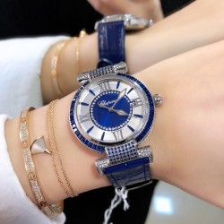 实拍 萧邦 CHOPARD IMPERIALE 系列腕表。独特风格带您走进一个新阶段并且成功塑造了崇尚自我表达和与众不同的生活化概念，316精钢材质，此表款全手工镶嵌施华洛世奇水晶钻，成为了美式奢侈生活风格的代表！进口石英机芯以及精细做工，佩戴贴手舒适，设计风格简约明朗。充满奢华璀璨的气息，光彩夺人、让你瞬间提升华丽的气质 ！