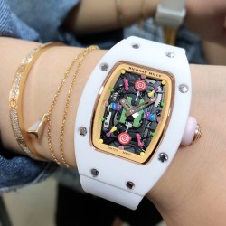 实拍 最新理查珐琅棉花糖理查德米勒 RichardMille 珐琅棉花糖 最新爆款 bon bon系列最稀有的作品！克服传统工艺打破模式！钟表最受尊敬的技术之一。不是所有人的嫁妆，棉花糖运动曲线和颜色，它们是诱人的。有了理查德米勒，实现了把棉花糖戴在你的手腕上！白色陶瓷加上黄粉绿搪瓷表盘，RM-07柔和的颜色创造了一个组合...甜蜜！糖果店的一次旅行，一个让人难以置信的艺术品。你会戴上它吗？