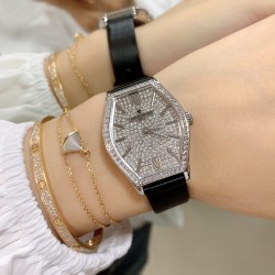 实拍 江诗丹顿-Vacheron Constantin 作为世界上历史悠久的钟表制造商从未停止生产，秉承悉力以赴，精益求精的品牌座右铭，其中有一款-Malte系列25530/000R-9742，经典酒桶型婉表，防磨水晶镜面，内部经反光处理，配置瑞士原装石英机芯，尺寸28.40*38.67毫米，厚度7.28毫米。表壳电镀18K白金/玫瑰金，表带有布绢带，牛皮带两种选择，针扣配带.市面最高版本，你值得拥有！