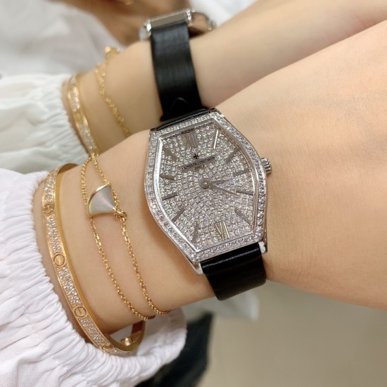 实拍 江诗丹顿-Vacheron Constantin 作为世界上历史悠久的钟表制造商从未停止生产,秉承悉力以赴,精益求精的品牌座右铭,其中有一款-Malte系列25530/000R-9742,经典酒桶型婉表,防磨水晶镜面,内部经反光处理,配置瑞士原装石英机芯,尺寸28.40*38.67毫米,厚度7.28毫米。表壳电镀18K白金/玫瑰金,表带有布绢带,牛皮带两种选择,针扣配带.市面最高版本,你值得拥有! 实拍 江诗丹顿-Vacheron Constantin 作为世界上历史悠久的钟表制造商从未停止生产,秉承悉力以赴,精益求精的品牌座右铭,其中有一款-Malte系列25530/000R-9742,经典酒桶型婉表,防磨水晶镜面,内部经反光处理,配置瑞士原装石英机芯,尺寸28.40*38.67毫米,厚度7.28毫米。表壳电镀18K白金/玫瑰金,表带有布绢带,牛皮带两种选择,针扣配带.市面最高版本,你值得拥有!