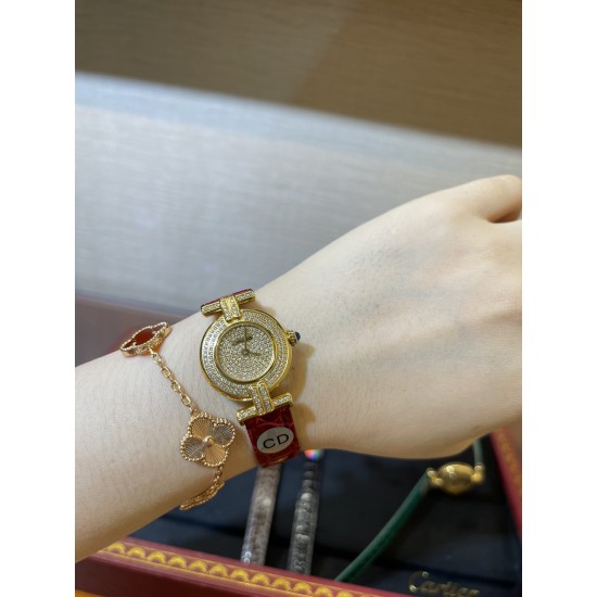 鳄鱼皮新品发布 奢华版满天星镶钻表盘卡地亚小旋风must de小金表vintage中古断货王，性价比高闭眼入。神仙颜值美绝trinity，小孩子才做选择，成年人都是all in![色]表径24mm，超薄厚度5.8mm，搭载瑞士石英机芯，罗马刻度奶油盘，简洁大两针，后镶天然美钻搭配鳄鱼皮表带更奢华超级闪。可仙可盐可甜，精致优雅上手绝美。时尚是一个经典的轮回～说不定今年的复古风，你就是走得最驾轻就熟的一个。推荐指数：⭐⭐⭐⭐⭐