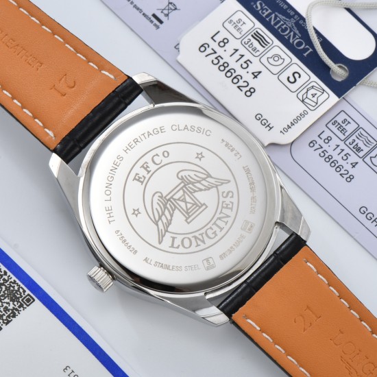 【赵丽颖同款】Longines浪琴 名匠系列情侣腕表。全新浪琴名匠月相腕表系列。 诠释女性高贵典雅。精钢表壳直径:34毫米尺寸。官方一致6字位月相1-31日期显示功能。进口石英机芯。三码合一。采用进口头层牛皮、原装蝴蝶扣。珍珠母贝表盘在女表中是运用较多的元素,浪琴为其搭配了12颗钻石时标,将女性魅力发挥到极致。盘面6点钟位置的小表盘显示月相和日期,兼顾实用性和浪漫感,精巧别致。字表盘扫描打版,颜色、“麦粒”格纹深浅、内影字体大小粗细与正品完全一致。 三码合一认准编号 【赵丽颖同款】Longines浪琴 名匠系列情侣腕表。全新浪琴名匠月相腕表系列。 诠释女性高贵典雅。精钢表壳直径:34毫米尺寸。官方一致6字位月相1-31日期显示功能。进口石英机芯。三码合一。采用进口头层牛皮、原装蝴蝶扣。珍珠母贝表盘在女表中是运用较多的元素,浪琴为其搭配了12颗钻石时标,将女性魅力发挥到极致。盘面6点钟位置的小表盘显示月相和日期,兼顾实用性和浪漫感,精巧别致。字表盘扫描打版,颜色、“麦粒”格纹深浅、内影字体大小粗细与正品完全一致。 三码合一认准编号