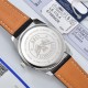 【赵丽颖同款】Longines浪琴 名匠系列情侣腕表。全新浪琴名匠月相腕表系列。 诠释女性高贵典雅。精钢表壳直径:34毫米尺寸。官方一致6字位月相1-31日期显示功能。进口石英机芯。三码合一。采用进口头层牛皮、原装蝴蝶扣。珍珠母贝表盘在女表中是运用较多的元素,浪琴为其搭配了12颗钻石时标,将女性魅力发挥到极致。盘面6点钟位置的小表盘显示月相和日期,兼顾实用性和浪漫感,精巧别致。字表盘扫描打版,颜色、“麦粒”格纹深浅、内影字体大小粗细与正品完全一致。 三码合一认准编号 【赵丽颖同款】Longines浪琴 名匠系列情侣腕表。全新浪琴名匠月相腕表系列。 诠释女性高贵典雅。精钢表壳直径:34毫米尺寸。官方一致6字位月相1-31日期显示功能。进口石英机芯。三码合一。采用进口头层牛皮、原装蝴蝶扣。珍珠母贝表盘在女表中是运用较多的元素,浪琴为其搭配了12颗钻石时标,将女性魅力发挥到极致。盘面6点钟位置的小表盘显示月相和日期,兼顾实用性和浪漫感,精巧别致。字表盘扫描打版,颜色、“麦粒”格纹深浅、内影字体大小粗细与正品完全一致。 三码合一认准编号