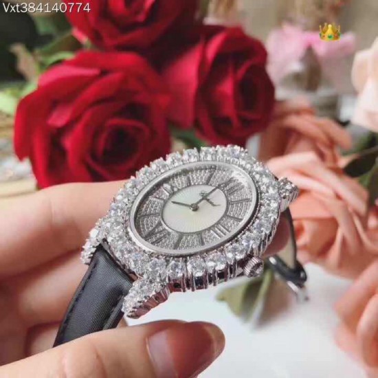 商品编号:384140774萧邦 LHEURE DU DIAMANT MEDIUM OVAL 此款LHeure du Diamant 椭圆形切割贝壳雕纹镶钻表盘 环以点缀钻石的表圈 优雅气韵 时尚风格和萧邦精湛的手工艺尽显无遗 光华耀目商品规格:默认规格 商品编号:384140774萧邦 LHEURE DU DIAMANT MEDIUM OVAL 此款LHeure du Diamant 椭圆形切割贝壳雕纹镶钻表盘 环以点缀钻石的表圈 优雅气韵 时尚风格和萧邦精湛的手工艺尽显无遗 光华耀目商品规格:默认规格