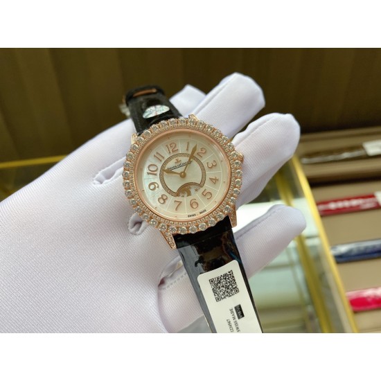 实拍 v18出品 狠货来袭 积家 约会大师 升级版最新24小时日月星辰 日月分明 女士腕表 珠宝镶钻设计风格首次使用高级珠宝的爪镶工艺而非常罕见轨道镶嵌!采用锆石材料。鲜艳光泽强!壳套:珠宝镶钻表壳、316L精钢玻璃:采用蓝宝石水晶表镜表盘:珍珠母贝镶钻表盘、台湾厂立体数字真钉立体!太阳月亮浮现出立体效果24小时日月分明表带:美洲鳄鱼皮表带尺寸:直径36mm,厚度8.8mm机芯:瑞士进口机芯体现出高贵优雅气质、材质进口质量保证零0⃣返修 实拍 v18出品 狠货来袭 积家 约会大师 升级版最新24小时日月星辰 日月分明 女士腕表 珠宝镶钻设计风格首次使用高级珠宝的爪镶工艺而非常罕见轨道镶嵌!采用锆石材料。鲜艳光泽强!壳套:珠宝镶钻表壳、316L精钢玻璃:采用蓝宝石水晶表镜表盘:珍珠母贝镶钻表盘、台湾厂立体数字真钉立体!太阳月亮浮现出立体效果24小时日月分明表带:美洲鳄鱼皮表带尺寸:直径36mm,厚度8.8mm机芯:瑞士进口机芯体现出高贵优雅气质、材质进口质量保证零0⃣返修