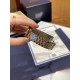 《YF出品》萧邦Happy Diamonds系列在女士腕表当中非常具有标志性,这款腕表拥有36和30毫米的腕表直径,对于大部分女士来说这个尺寸刚刚好。极具标志性的表壳设计搭配银色表盘,盘面上转动的钻石是萧邦Happy Diamonds最大的亮点设计所在。腕表搭载了自动上链机芯,能够为腕表提供42个小时的动力储存。。。YF臻品(2021新鲜上市):萧邦HAPPY DIAMONDS系列274893-5003腕表(精钢-玫瑰金-白色贝壳表盘,7颗彩色活动钻石,2892-2全自动机械,36毫米) 《YF出品》萧邦Happy Diamonds系列在女士腕表当中非常具有标志性,这款腕表拥有36和30毫米的腕表直径,对于大部分女士来说这个尺寸刚刚好。极具标志性的表壳设计搭配银色表盘,盘面上转动的钻石是萧邦Happy Diamonds最大的亮点设计所在。腕表搭载了自动上链机芯,能够为腕表提供42个小时的动力储存。。。YF臻品(2021新鲜上市):萧邦HAPPY DIAMONDS系列274893-5003腕表(精钢-玫瑰金-白色贝壳表盘,7颗彩色活动钻石,2892-2全自动机械,36毫米)