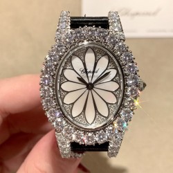 萧邦   LHEURE DU DIAMANT MEDIUM OVAL 此款LHeure du Diamant 椭圆形切割贝壳雕纹镶钻表盘 环以点缀钻石的表圈 优雅气韵 时尚风格和萧邦精湛的手工艺尽显无遗 光华耀眼