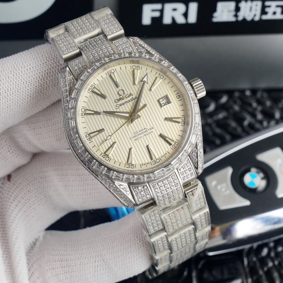 原版复刻 欧米茄镶钻系列,直径40mm,厚度9mm,所有配零件与官版互通!尺寸重量均与正版一致!【机芯】ETA2824机芯,所有机芯出厂均严格调试确保走时精准。【表壳表扣】与原版一致材质的316L精钢表壳搭配316L精钢表带/原装保险扣,表扣跟原装一样是镶钻的,3.表带的每一节带粒都是镶有三排钻石的,完全吻合原版【表镜】抗刮损蓝水晶玻璃采用进口南非钻,历经数日的手工镶嵌而成,不易掉钻。是手表中一款比较超薄的机械表,质量保证,价格贴心!拥有即贴心!⚠️请认准独家品质 原版复刻 欧米茄镶钻系列,直径40mm,厚度9mm,所有配零件与官版互通!尺寸重量均与正版一致!【机芯】ETA2824机芯,所有机芯出厂均严格调试确保走时精准。【表壳表扣】与原版一致材质的316L精钢表壳搭配316L精钢表带/原装保险扣,表扣跟原装一样是镶钻的,3.表带的每一节带粒都是镶有三排钻石的,完全吻合原版【表镜】抗刮损蓝水晶玻璃采用进口南非钻,历经数日的手工镶嵌而成,不易掉钻。是手表中一款比较超薄的机械表,质量保证,价格贴心!拥有即贴心!⚠️请认准独家品质
