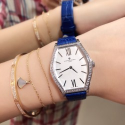 实拍 江诗丹顿-Vacheron Constantin 作为世界上历史悠久的钟表制造商从未停止生产，秉承悉力以赴，精益求精的品牌座右铭，其中有一款-Malte系列25530/000R-9742，经典酒桶型婉表，防磨水晶镜面，内部经反光处理，配置瑞士原装石英机芯，尺寸28.40*38.67毫米，厚度7.28毫米。表壳电镀18K白金/玫瑰金，表带有布绢带，牛皮带两种选择，针扣配带.市面最高版本，你值得拥有！