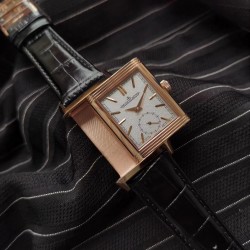 2020首发 积家 Reverso Tribute双面双时区翻转腕表 简洁的小三针正面素雅、温和，规整的反面拥有昼夜显示以及第二时区显示功能，佩戴者仅需一个翻转的瞬间，第二表盘的秘密便尽数呈现。腕表中有两种“面容”呈现，可以迎合佩戴者身处的场景、穿搭以及变换的喜好，既具备耐看的潜质，又可以随时随地更改“容颜”，令人沉迷。机芯:854A/2（百万级研发 手动机械 一机双面双时区）尺寸:49*29mm表带:意大利小牛皮