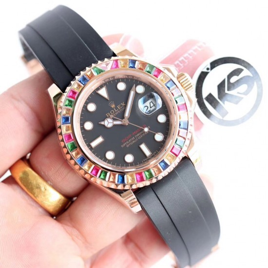 顶级做工KS出品：升级版劳力士金游艇Rolex yacht Master 116695SATS “糖豆”震撼来袭[色] 再度升级，糖豆彩钻版，集合上一代版本的优良做工，业内最顶尖的宝石工艺，同时全面升级基础不锈钢材质，使用真正的日本含镍不锈钢材料作为基础材料，模仿正品的永恒玫瑰金金钢技术，镀层更加持久耐用，耐腐蚀。装载2836、3135机芯，尺寸40mm。蓝光放大镜，超强夜光！现下单额外赠送胶带一副！