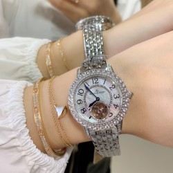 实拍 积家Rendez-Vous约会系列 全自动机械飞轮女士腕表，由天然深海珍珠贝母打造的表盘与精钢镶钻表圈交相辉映，散发着柔和的七彩光泽，而位于六时位置的飞轮则如优雅的腕上芭蕾，尽显独特女性魅力。高端配置，蓝宝石镜面，进口牛皮原装折叠扣/精钢表壳表带，尺寸：宽33mm、厚11mm。