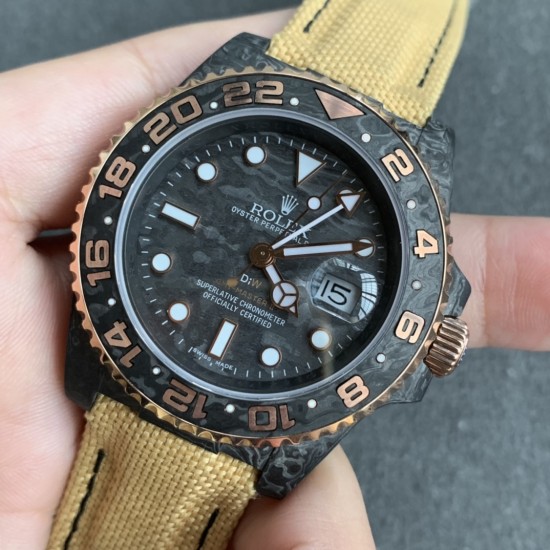 Diw新作勞力士超限量GMT-MASTER II Diw团队重新制作了碳纤维表壳,同时包含表圈、面盘等零件也全都是碳纤维材质,其中碳纤维表圈上数字刻度首次采用全新碳纤维植丁技术(非填油)塑造丰富视觉层次,质感细腻。透视底盖可清楚展示正反快速调日历的劳力士专属cal.3186机芯。搭配柔软魔术贴表带和一体碳纤维表扣。首批量产提供4种颜色表盘可选,5种不同颜色风格表带。 Diw新作勞力士超限量GMT-MASTER II Diw团队重新制作了碳纤维表壳,同时包含表圈、面盘等零件也全都是碳纤维材质,其中碳纤维表圈上数字刻度首次采用全新碳纤维植丁技术(非填油)塑造丰富视觉层次,质感细腻。透视底盖可清楚展示正反快速调日历的劳力士专属cal.3186机芯。搭配柔软魔术贴表带和一体碳纤维表扣。首批量产提供4种颜色表盘可选,5种不同颜色风格表带。