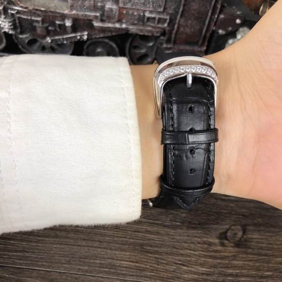 法兰克 穆勒Franck Muller 全新满天星系列⚓️搭载进口日本西铁城机械机芯⚙️意大利双面小牛皮原装针扣酒桶形拱桥状精钢表壳⚫️手工全镶嵌施华洛水晶钻 高贵霸气尺寸43*55mm高尚的艺术 精湛的工艺 一经发布 无不轰动 法兰克 穆勒Franck Muller 全新满天星系列⚓️搭载进口日本西铁城机械机芯⚙️意大利双面小牛皮原装针扣酒桶形拱桥状精钢表壳⚫️手工全镶嵌施华洛水晶钻 高贵霸气尺寸43*55mm高尚的艺术 精湛的工艺 一经发布 无不轰动