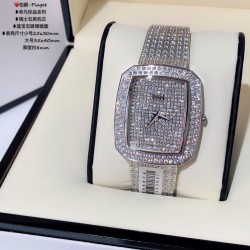 实拍 伯爵-Piaget 非凡珍品系列情侣腕表 瑞士石英机芯 蓝宝石玻璃镜面 表壳尺寸小号25x30mm 大号35x40mm厚度约8mm