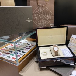 表中之王——百达翡丽   2021新款百达古典系列女款，型号7200R-001，表盘字面采用与官方一致乳白色粒纹表盘和金质立体字块，蓝宝石双卜玻璃，搭配超薄全自动机械机芯cal.240，超薄款牛皮，针扣款式与官方一致，表径34.6mm，厚度9.5mm，颜值真的不输积家卡地亚呀越看越美[哇]