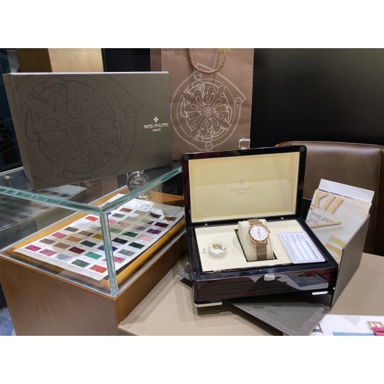 表中之王——百达翡丽   2021新款百达古典系列女款，型号7200R-001，表盘字面采用与官方一致乳白色粒纹表盘和金质立体字块，蓝宝石双卜玻璃，搭配超薄全自动机械机芯cal.240，超薄款牛皮，针扣款式与官方一致，表径34.6mm，厚度9.5mm，颜值真的不输积家卡地亚呀越看越美[哇]