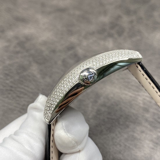 Franck Muller 法兰克穆勒满钻 FM 法穆兰 Casablanca系列 8880 B SC DT自动机械腕表 酒桶形精钢抛光表壳 穹型蓝宝石镜面 镜面与表壳完美拼合 镶嵌施华洛世奇水晶表盘 日历窗口镶嵌放大镜 日本西铁城8205自动机械机芯 客户定制美洲鳄鱼皮表带 针扣 39.5mmX55.3mm 出货实拍 Franck Muller 法兰克穆勒满钻 FM 法穆兰 Casablanca系列 8880 B SC DT自动机械腕表 酒桶形精钢抛光表壳 穹型蓝宝石镜面 镜面与表壳完美拼合 镶嵌施华洛世奇水晶表盘 日历窗口镶嵌放大镜 日本西铁城8205自动机械机芯 客户定制美洲鳄鱼皮表带 针扣 39.5mmX55.3mm 出货实拍