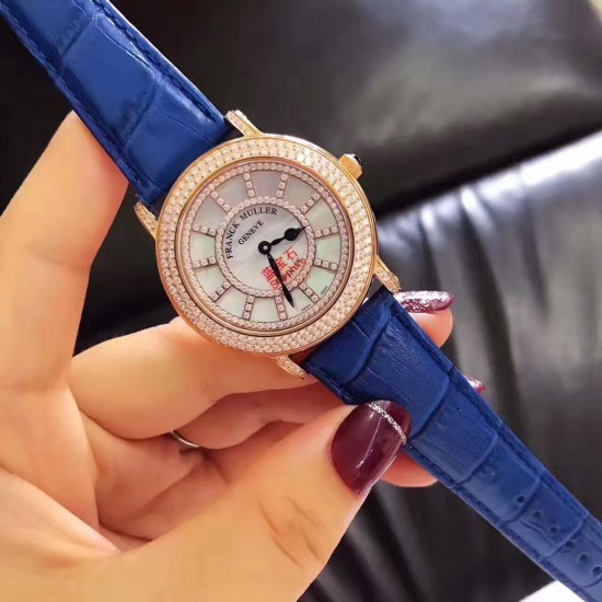 法兰克穆勒Franck muller ⏱FM新款镶钻简约女表✔️表壳表盘均选用进口5A水钻镶嵌、绝不掉钻‼️表盘很立体的双层字面、底层采用高端定制天然母贝、颜色炫彩自然、12个刻度用水钻镶嵌、立体感十足真皮表带、钢壳、进口石英机芯、蓝宝石水晶玻璃镜面、高品质、表盘直径约36毫米❗️这个夏天不离手的时尚单品 法兰克穆勒Franck muller ⏱FM新款镶钻简约女表✔️表壳表盘均选用进口5A水钻镶嵌、绝不掉钻‼️表盘很立体的双层字面、底层采用高端定制天然母贝、颜色炫彩自然、12个刻度用水钻镶嵌、立体感十足真皮表带、钢壳、进口石英机芯、蓝宝石水晶玻璃镜面、高品质、表盘直径约36毫米❗️这个夏天不离手的时尚单品