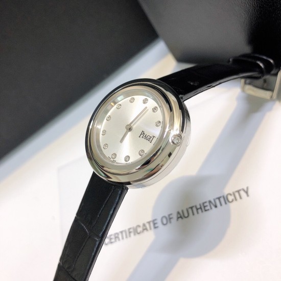 实拍 伯爵-PIAGET 女士腕表 瑞士石英机芯 316L精钢表壳 真牛皮表带 尺寸34*8mm 蓝宝石玻璃镜面 简约的设计,大胆而多彩的配色,以及旋转表圈是伯爵品牌 Possession腕表的特质所在。通过品牌制表师们天马星空的创意,将各个亮色的表带与贵金属、钻石、精钢材质相融,通过圆形盘面的演绎,令全新的 Possession腕表越发闪耀夺目,给人眼前一亮之感。 实拍 伯爵-PIAGET 女士腕表 瑞士石英机芯 316L精钢表壳 真牛皮表带 尺寸34*8mm 蓝宝石玻璃镜面 简约的设计,大胆而多彩的配色,以及旋转表圈是伯爵品牌 Possession腕表的特质所在。通过品牌制表师们天马星空的创意,将各个亮色的表带与贵金属、钻石、精钢材质相融,通过圆形盘面的演绎,令全新的 Possession腕表越发闪耀夺目,给人眼前一亮之感。